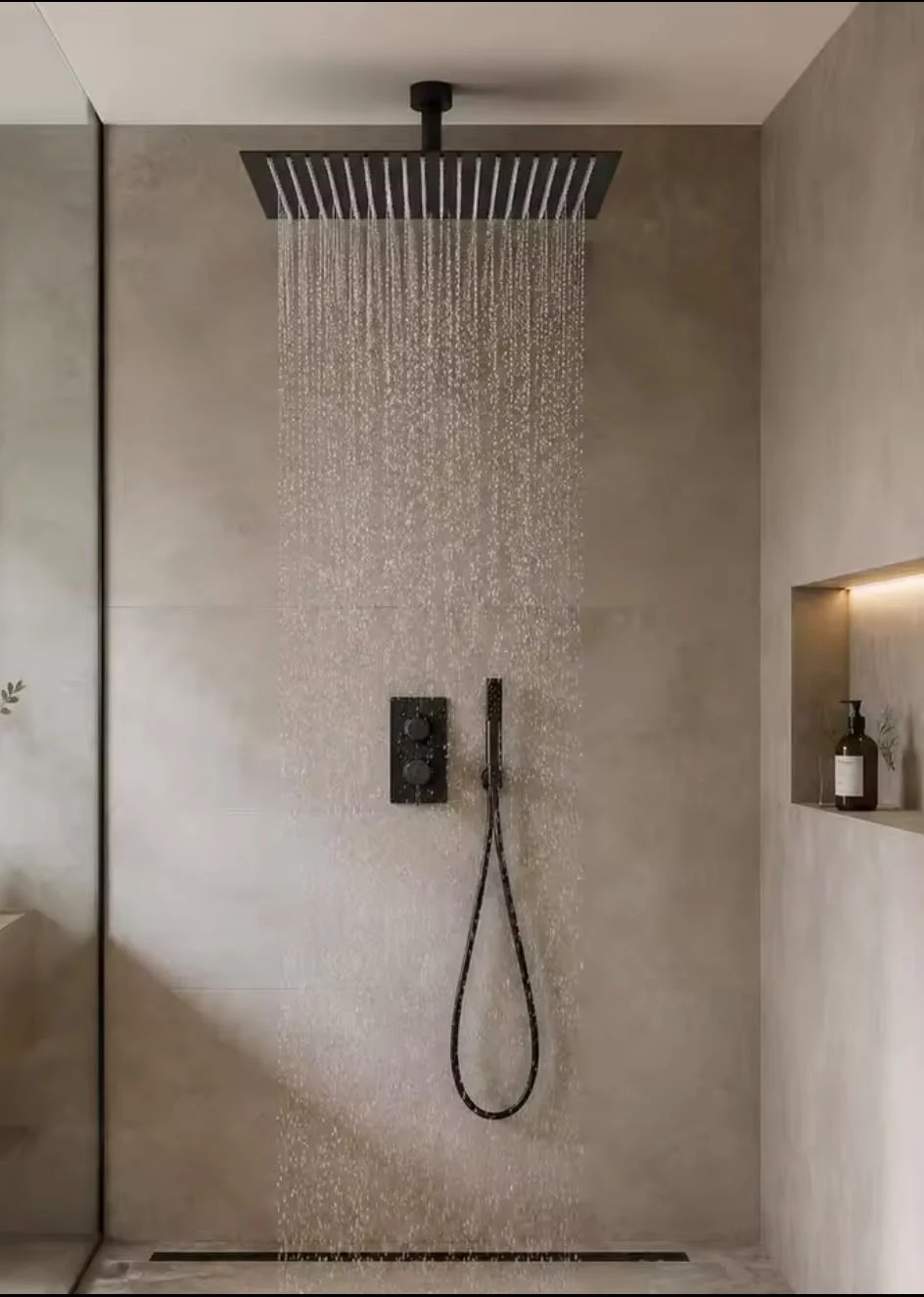 Ducha con rociador de lluvia y luz cálida en la hornacina